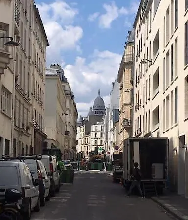 Apartment Artist Trip